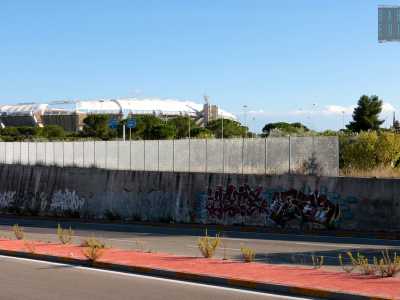 La terza sosta � nelle vicinanze dello stadio San Nicola. Siamo sul sottopasso della strada Modugno-Carbonara (dove si trova il santuario della Madonna della Grotta), dietro la curva nord dell'impianto sportivo
